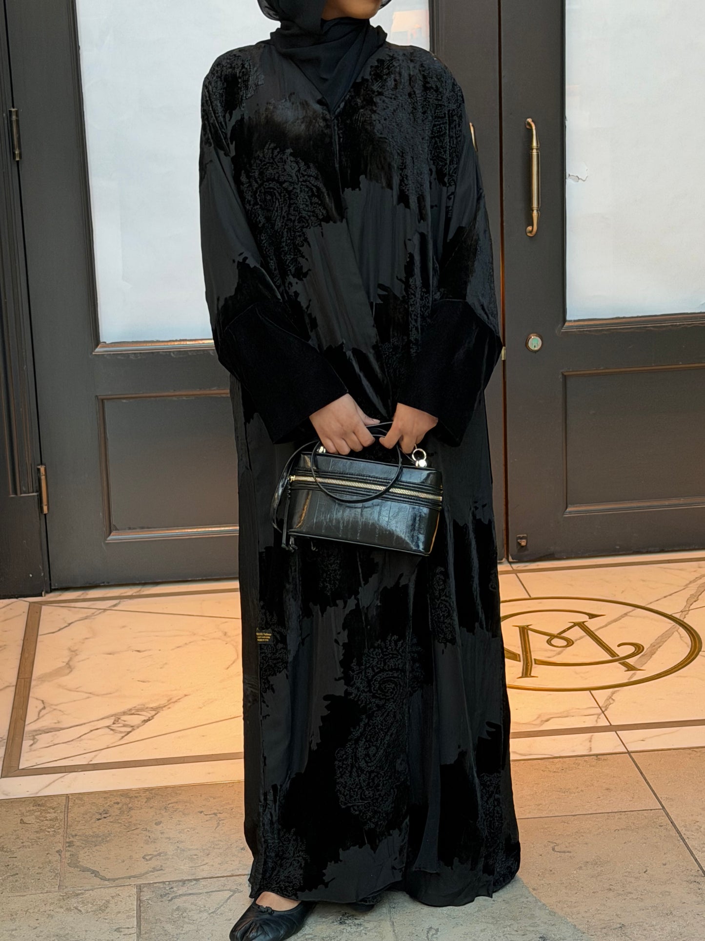 Velvet Majesty - Black